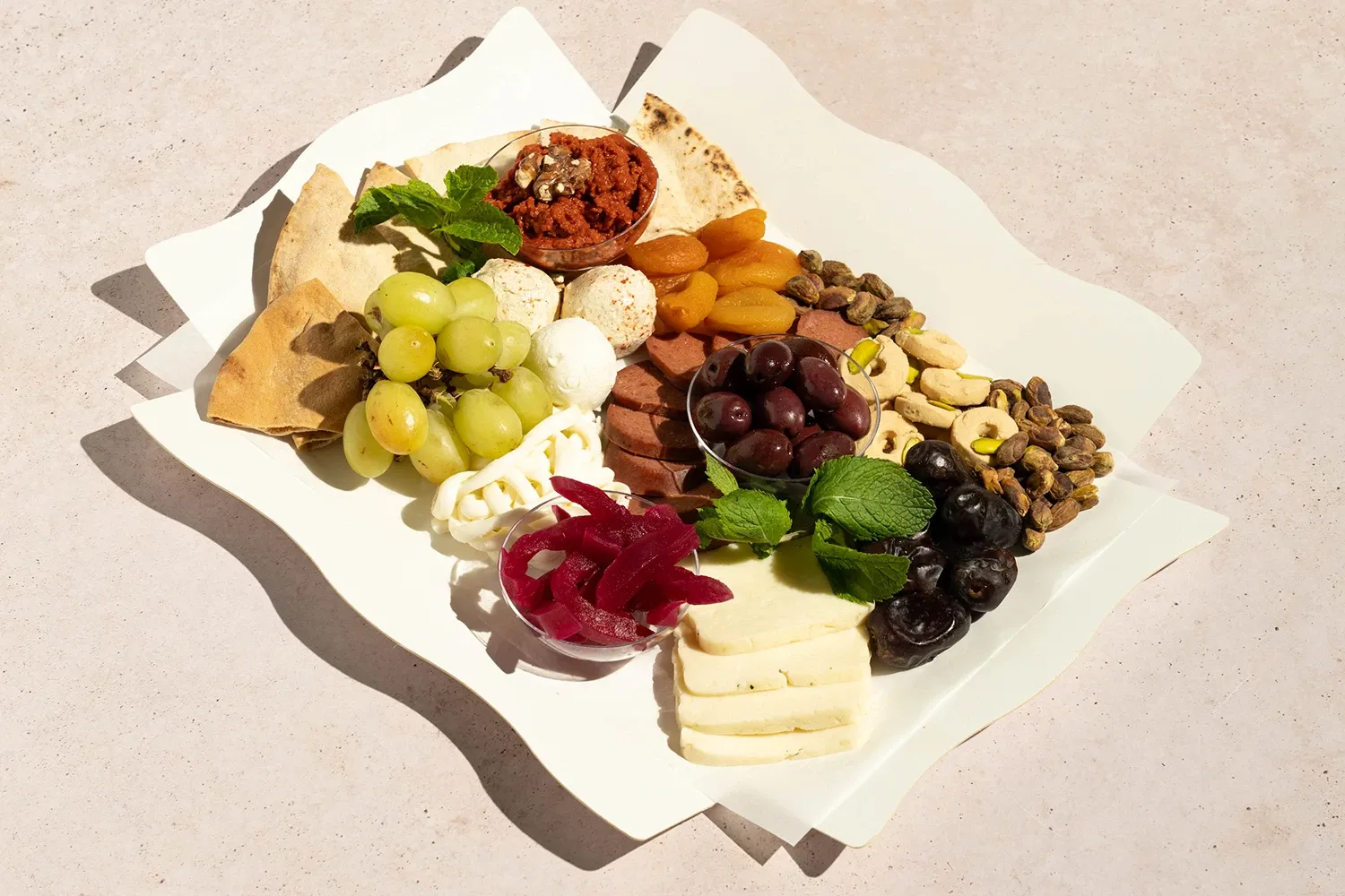 Encaja Árabe — Tabla de quesos, embutidos ibéricos y frutos secos premium