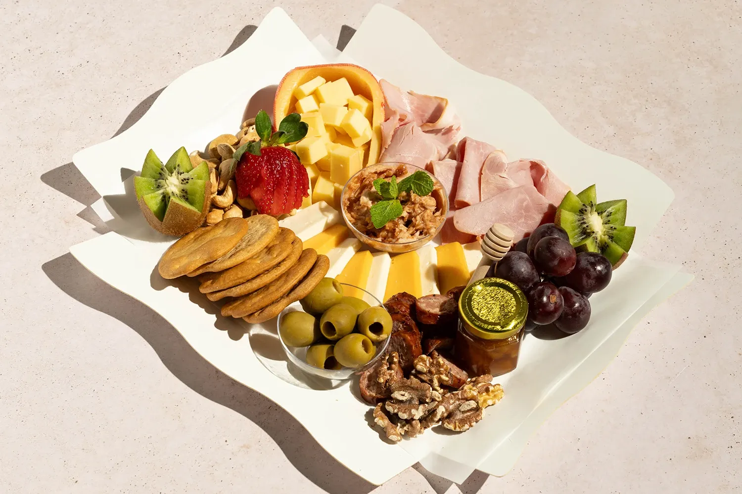 Encaja Caribeña — Tabla de quesos, embutidos ibéricos y frutos secos premium