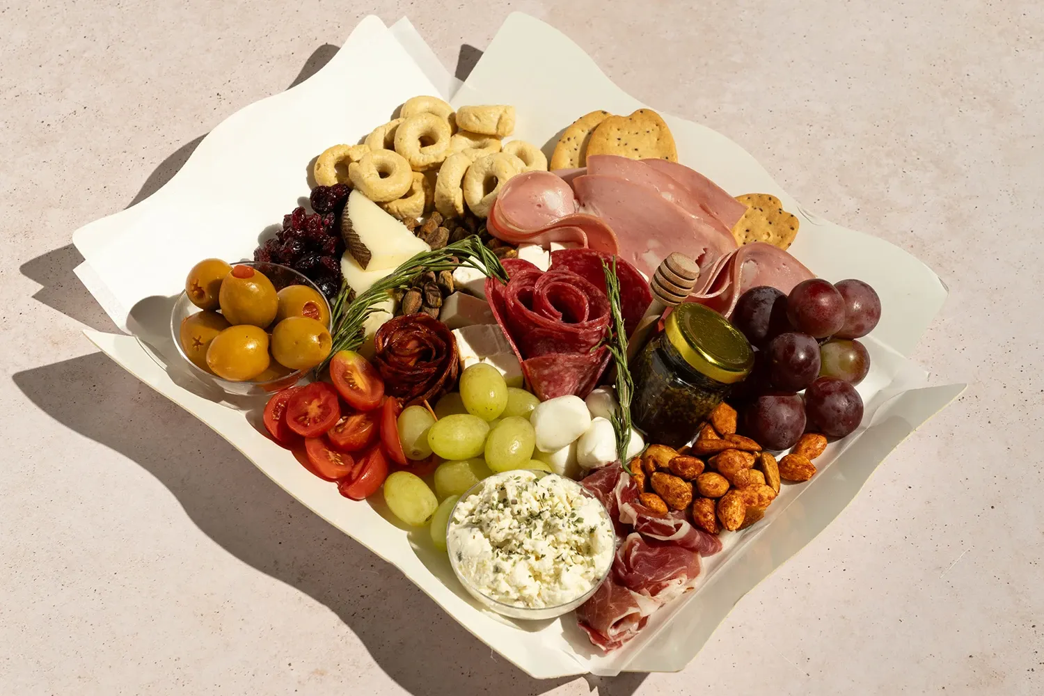 Encaja Mediterránea — Tabla de quesos, embutidos ibéricos y frutos secos premium